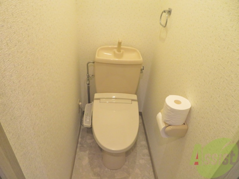 トイレ　温水洗浄付きの便座です。便利で使い勝手がいいですね。