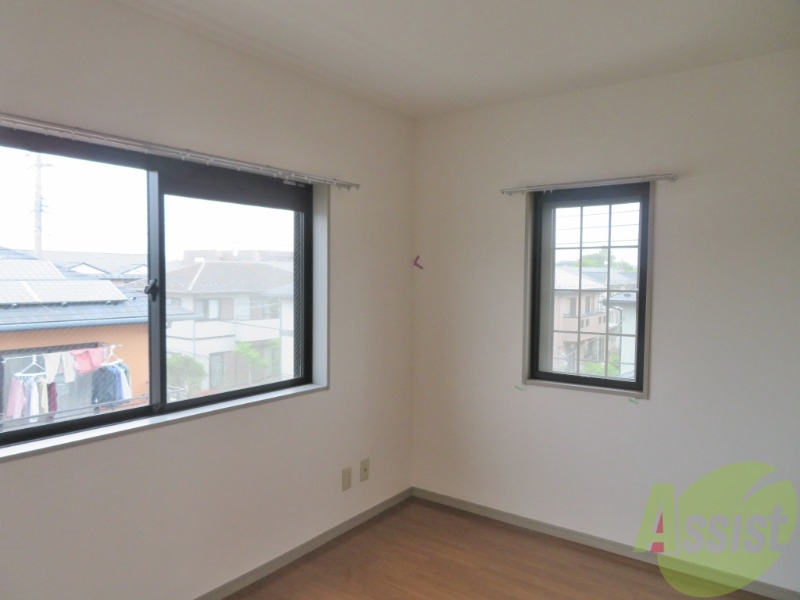 その他部屋・スペース　洋室は陽がよく差し明るく畳もきれいな状態です。