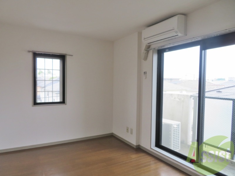 居室・リビング　１０．３帖のリビングは大きな窓のおかげでよく陽が差します