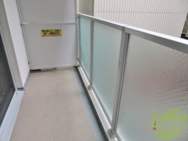 バルコニー　バルコニー。洗濯物がはかどりそうな広さがありますよ。