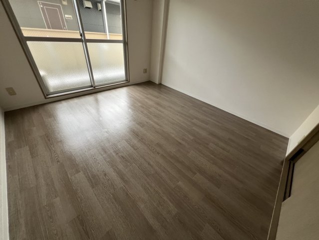 居室・リビング　退去前につき、前回募集時のお写真です。