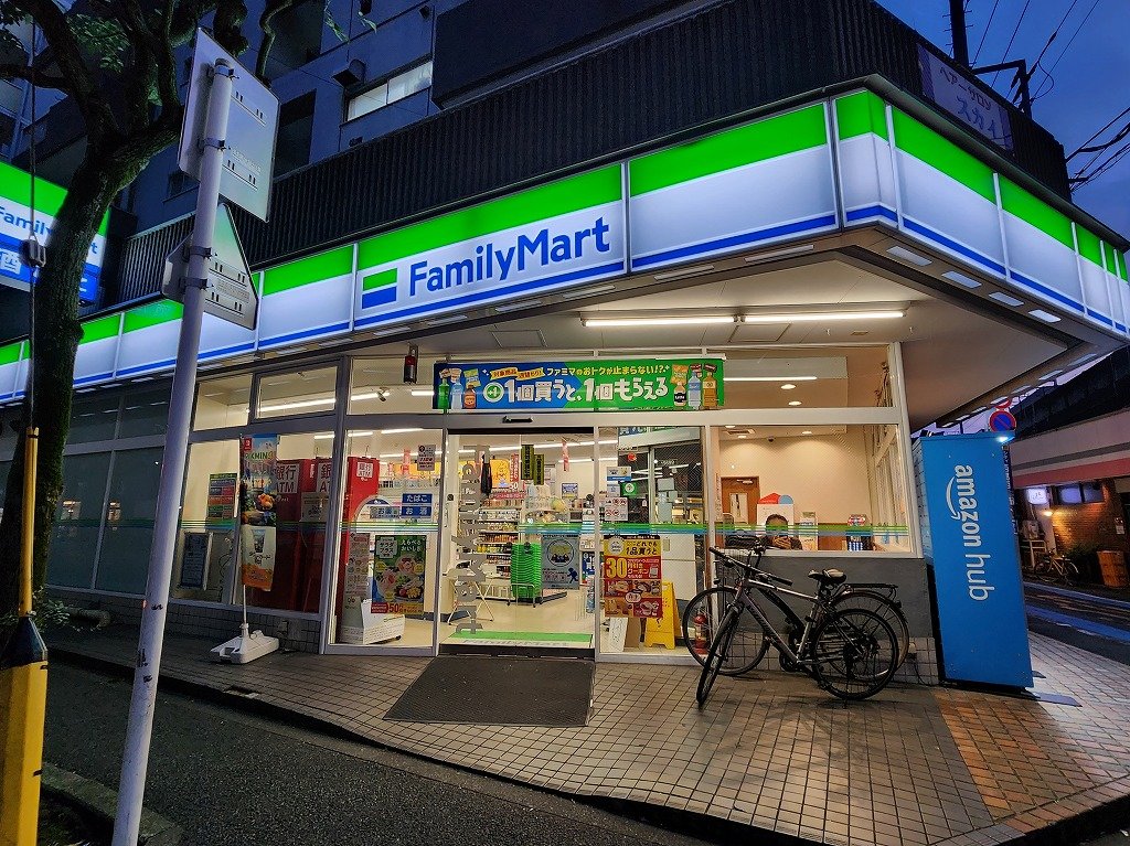 コンビニ　ファミリーマート（コンビニ）まで50m