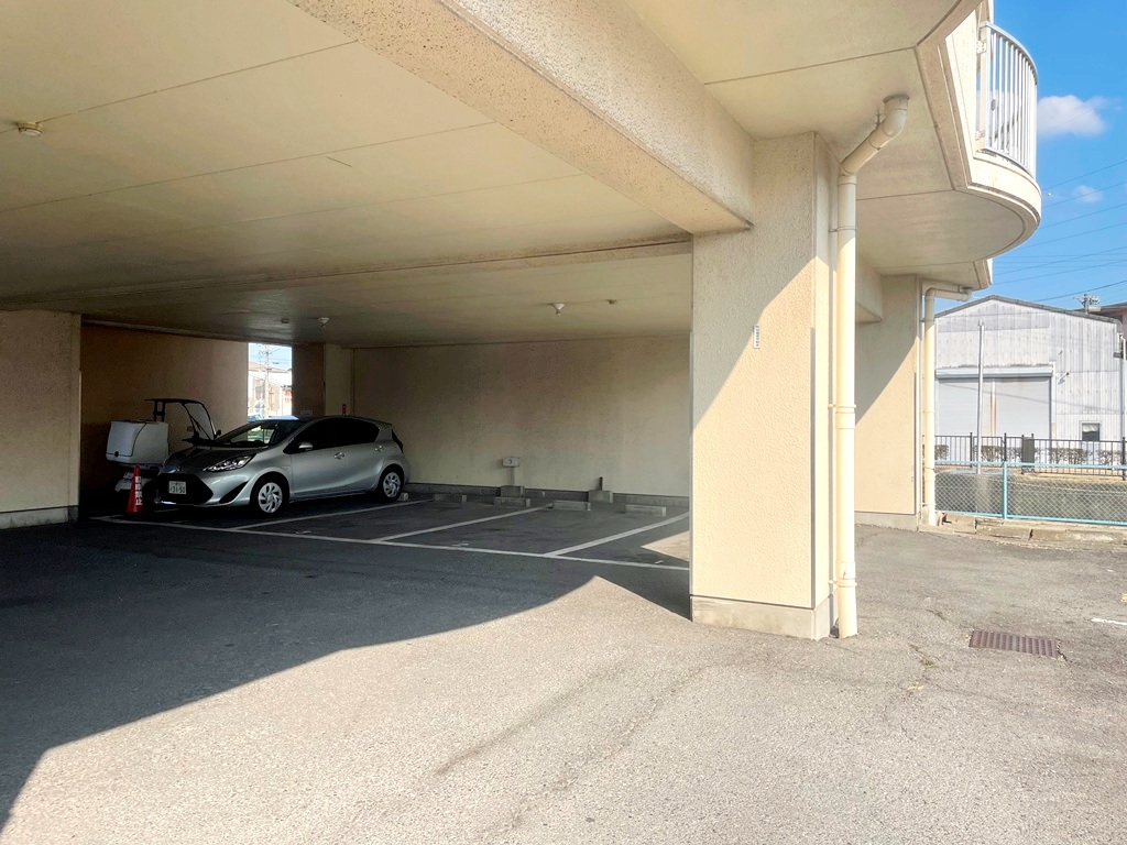 駐車場　敷地内屋根付駐車場契約可能、複数台契約可能