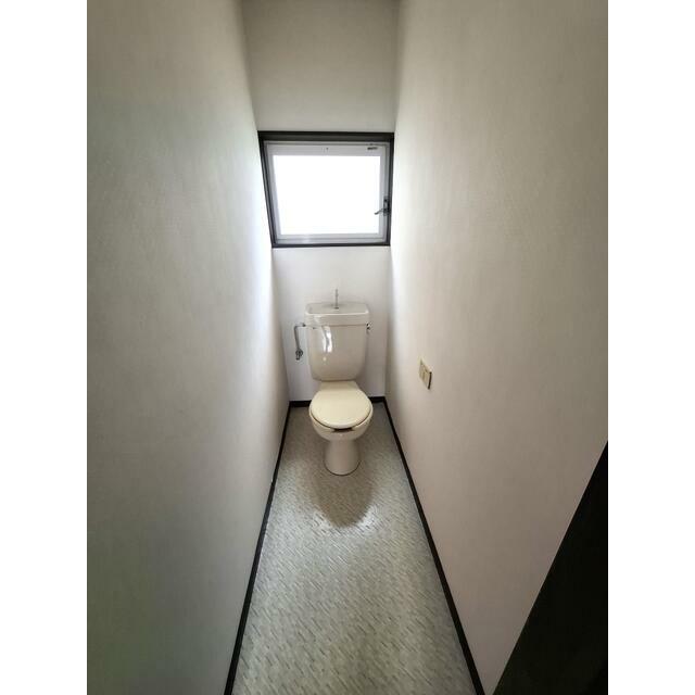 トイレ　お気に入りのカバーやマット、スリッパを置いて快適空間に