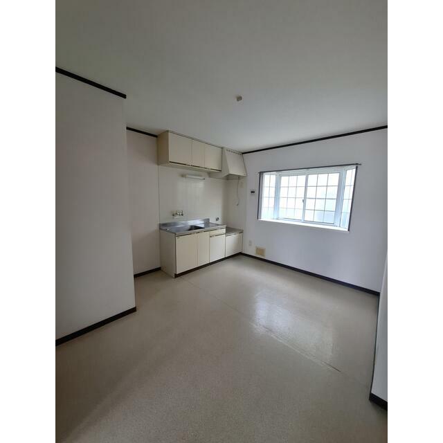 キッチン　出窓からの光も入るのでキッチンに居ても風が感じられます