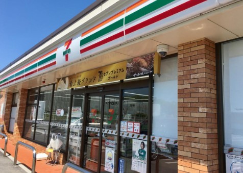 コンビニ　セブン－イレブン　伊吹春照店（コンビニ）まで500m