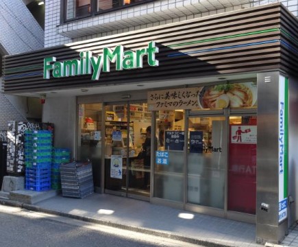 コンビニ　ファミリーマート南青山五丁目店（コンビニ）まで87m