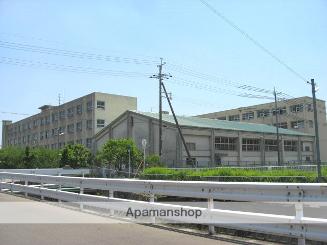 小学校　高槻市立柳川小学校（小学校）まで557m