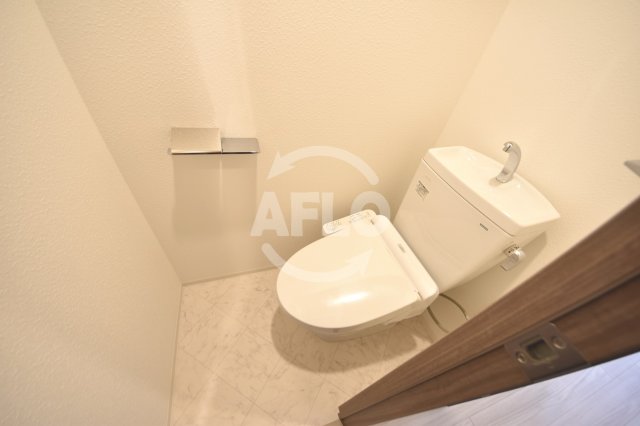 トイレ　レオンコンフォート本町クレセント　温水洗浄便座