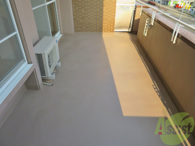 バルコニー　洗濯物がたくさん干せるバルコニーで嬉しいですね。