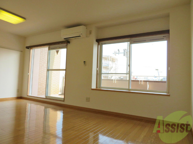 居室・リビング　白基調のお部屋は、部屋が明るく広く感じますね。