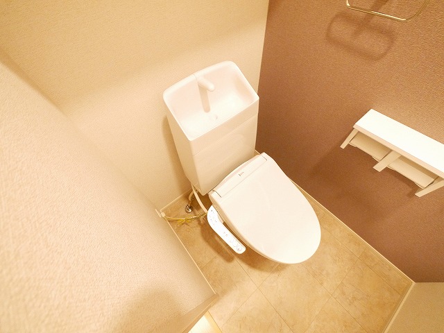 トイレ　落ち着いた色調のトイレです