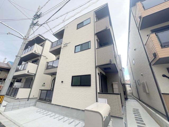 建物外観　閑静な住宅地にある、落ちついた色合いのキレイな建物です。