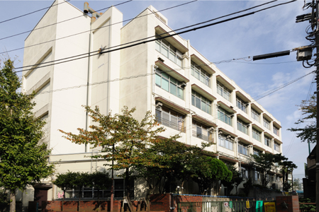 小学校　北区立滝野川小学校（小学校）まで563m