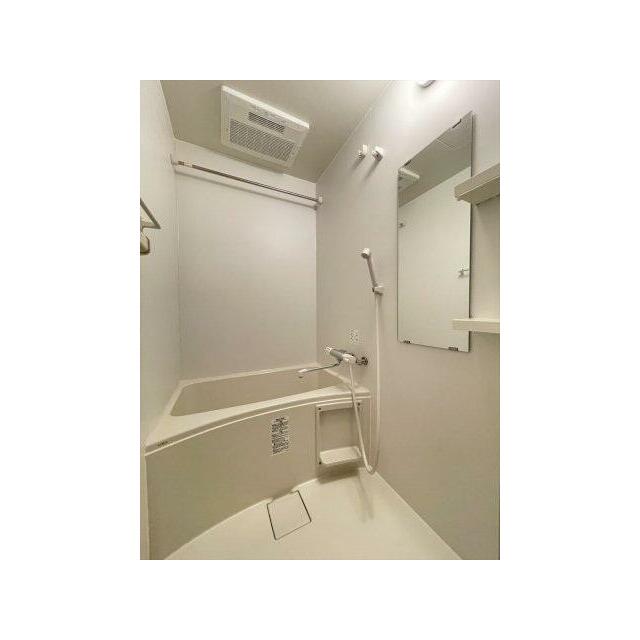 バス・シャワールーム　清潔感のあるバスルームです。