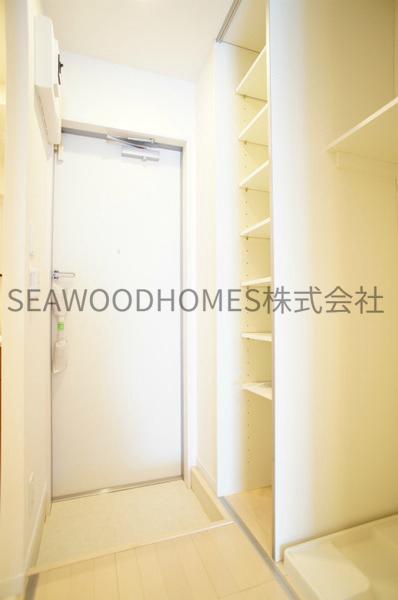 玄関　シューズボックス完備で散らかりがちな玄関もすっきり。