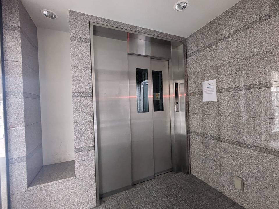 エントランス　エレベーター