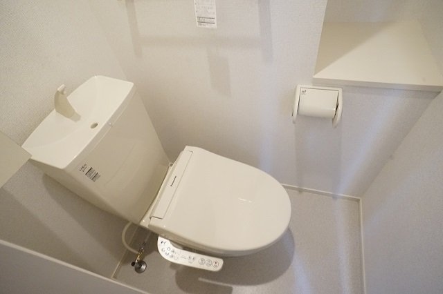 トイレ　落ち着いた色調のトイレです