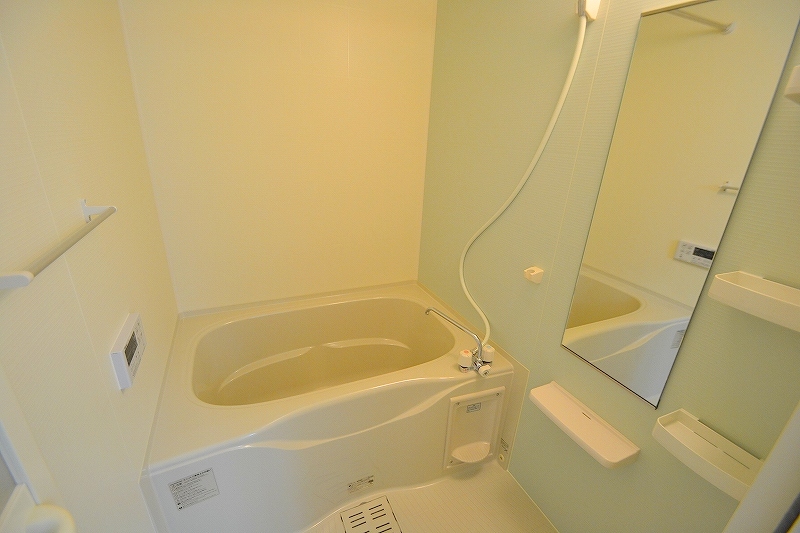 バス・シャワールーム　浴室乾燥機・追焚機能付きです。