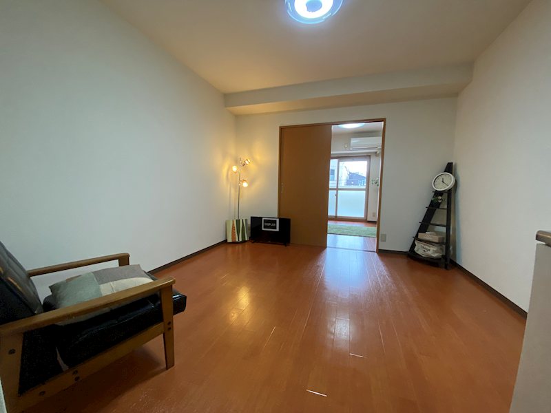 居室・リビング　※同建物の別のお部屋の写真です。