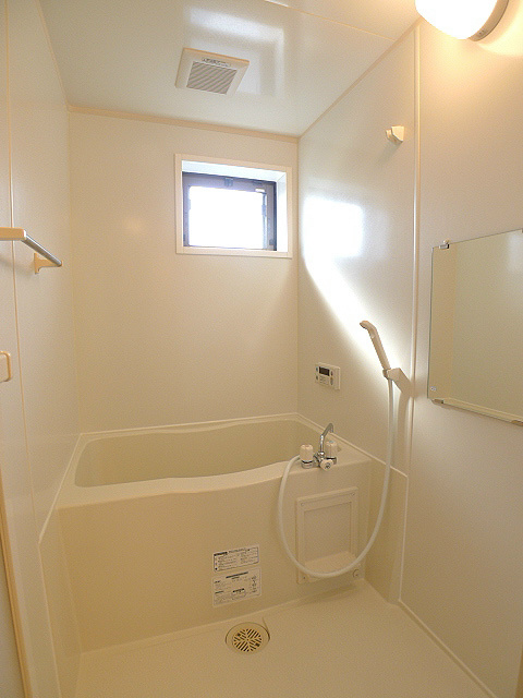 バス・シャワールーム　追い焚き機能付。浴室に小窓が付いています。