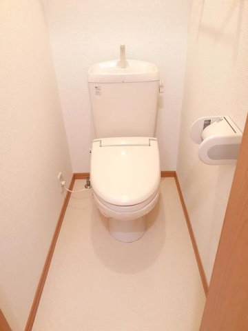 トイレ　落ち着いた色調のトイレです