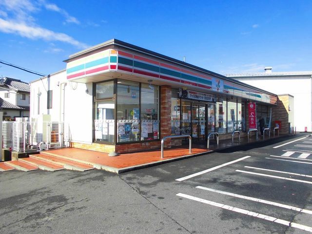 コンビニ　セブンイレブン（コンビニ）まで300m