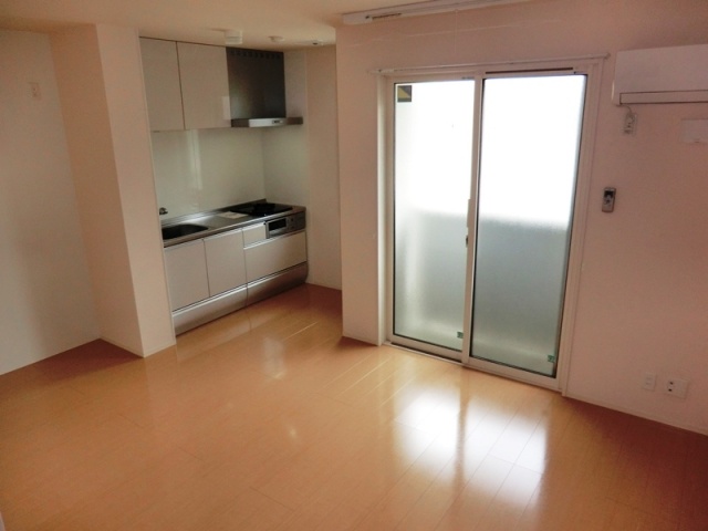 居室・リビング　エアコン付きで快適に過ごせます♪