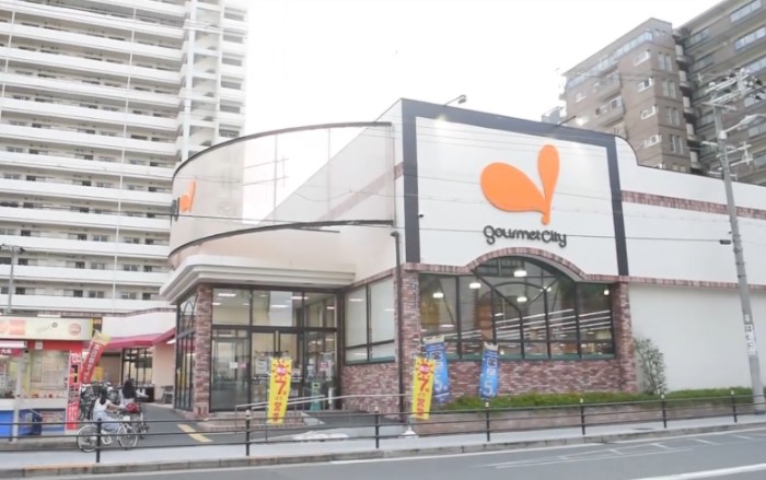 スーパー　グルメシティ九条店（スーパー）まで402m