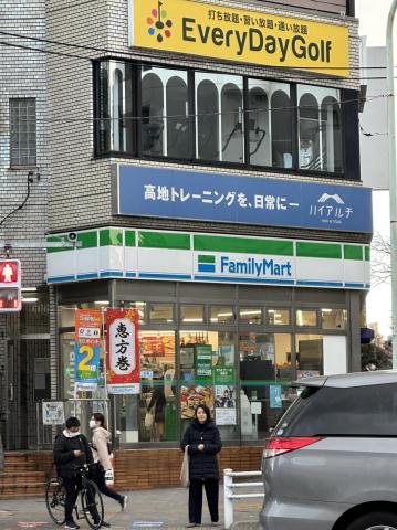 コンビニ　ファミリーマート東陽町駅前店（コンビニ）まで215m