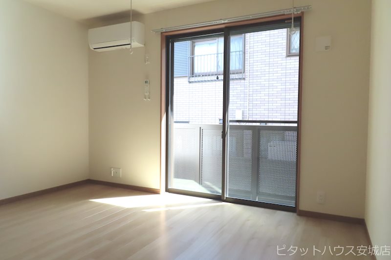 居室・リビング　同物件別部屋