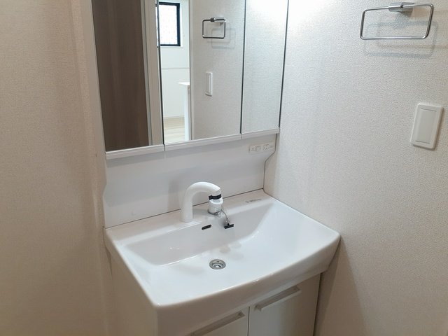 洗面設備　ゆったりとスペースのある洗面所