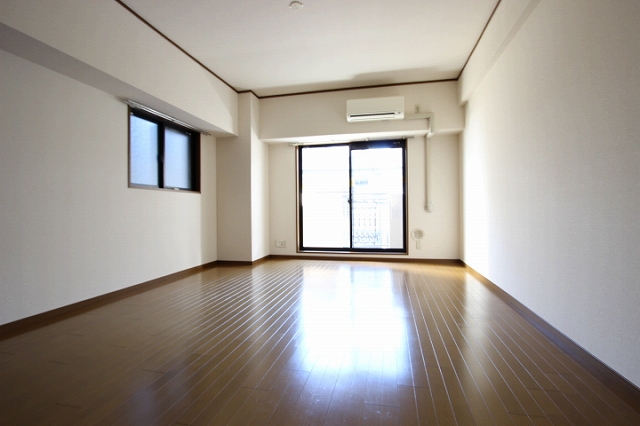 居室・リビング　同物件別号室のものです。