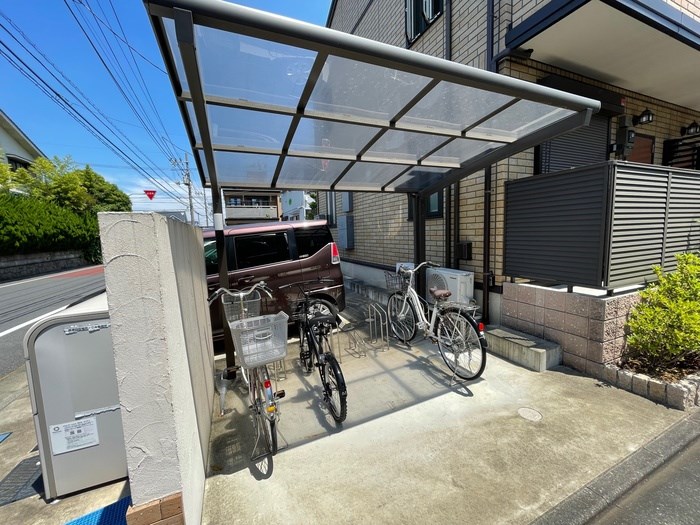 駐車場　屋根付きの駐輪場です