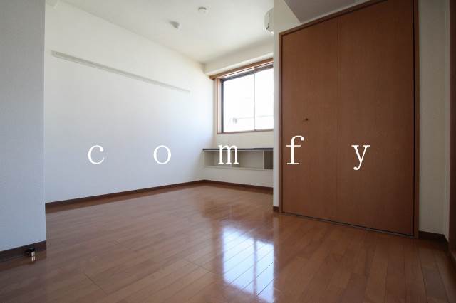 居室・リビング　採光面が多く明るい室内