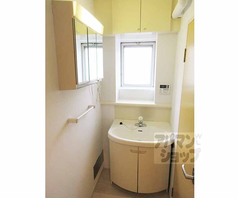 洗面設備　左側に鏡あります