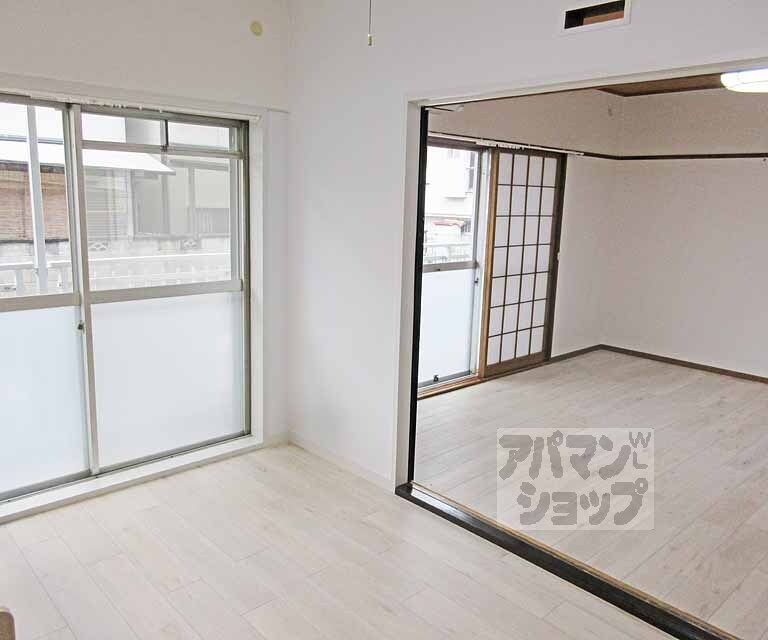 居室・リビング　白よりのフローリング！ダイニングキッチンと洋室です