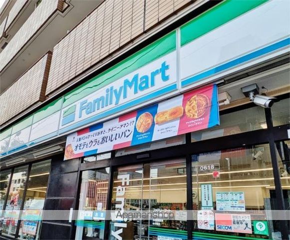 コンビニ　ファミリーマート　新代田駅前店（コンビニ）まで150m