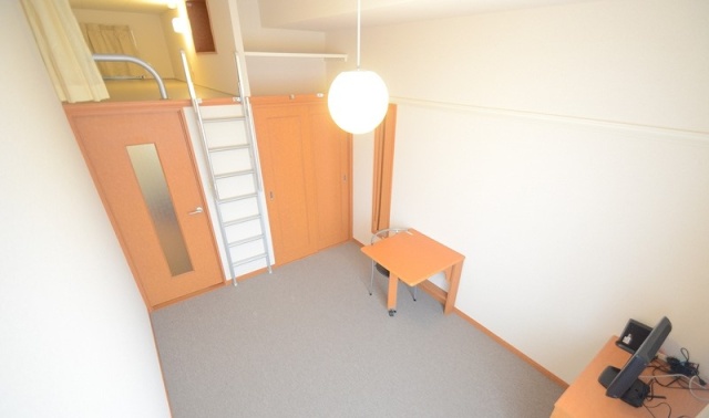 居室・リビング　同物件、別号室のものです。