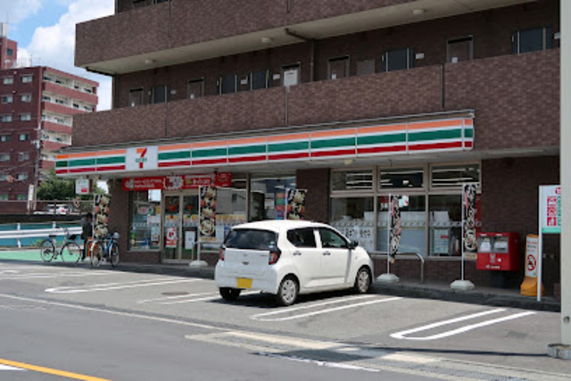 コンビニ　セブンイレブン多摩関戸5丁目店（コンビニ）まで590m