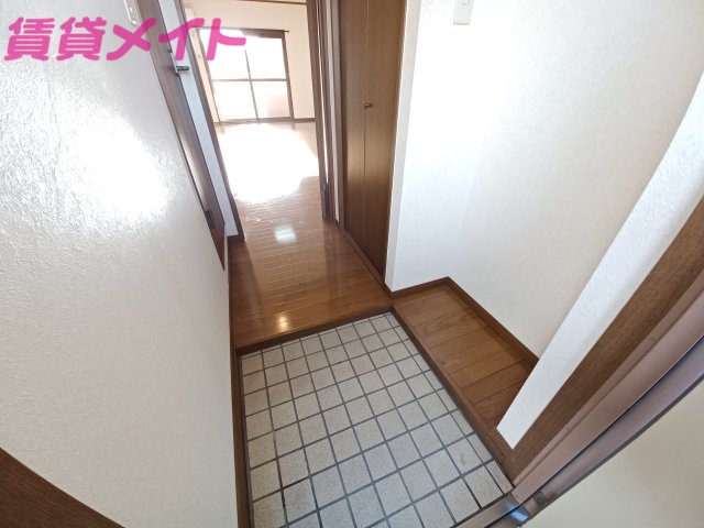玄関　同物件の別の号室の画像です。