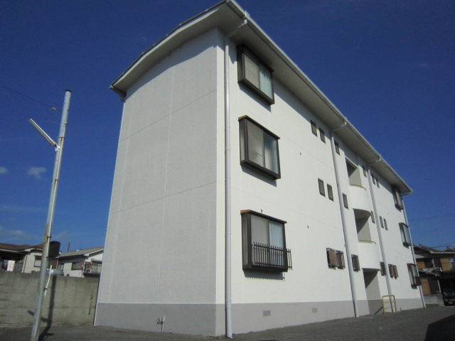 建物外観　閑静な住宅街に佇む日当たり良好な鉄骨造外観