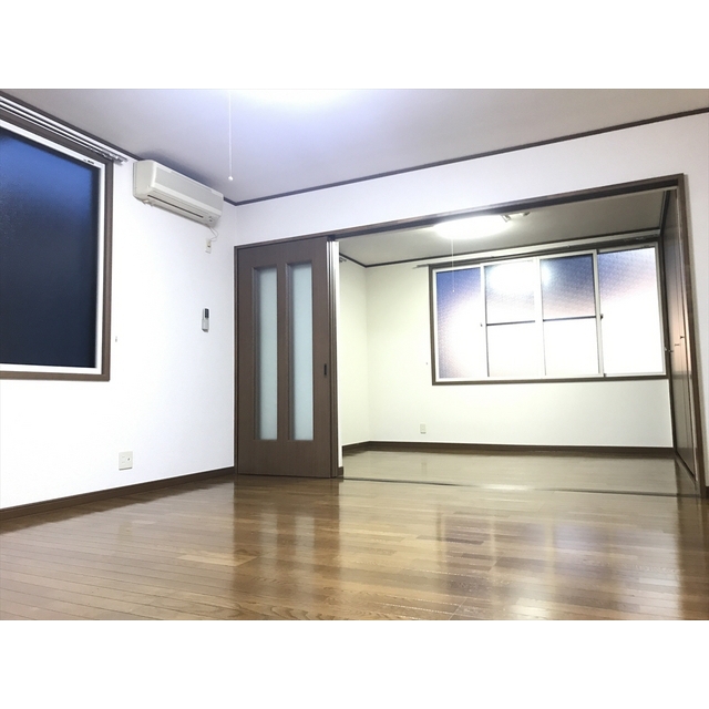 居室・リビング　LDKから洋室の様子