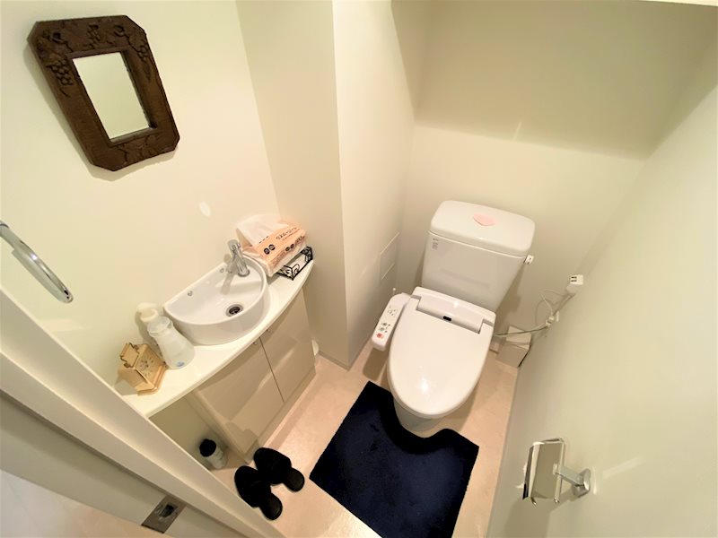 トイレ　洗浄機能付きトイレです！手洗い場もございます！