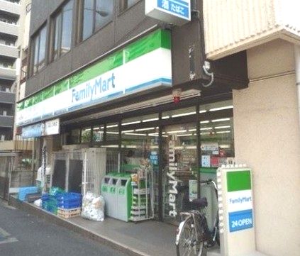 コンビニ　ファミリーマート 西早稲田三丁目店（コンビニ）まで214m