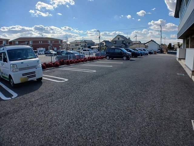 駐車場　駐車場があるので、車を買う予定の方も安心です