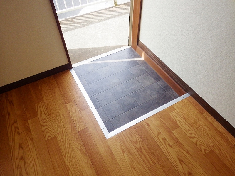 玄関　玄関に段差があるので砂ぼこりがお部屋に入りにくいです。（退去