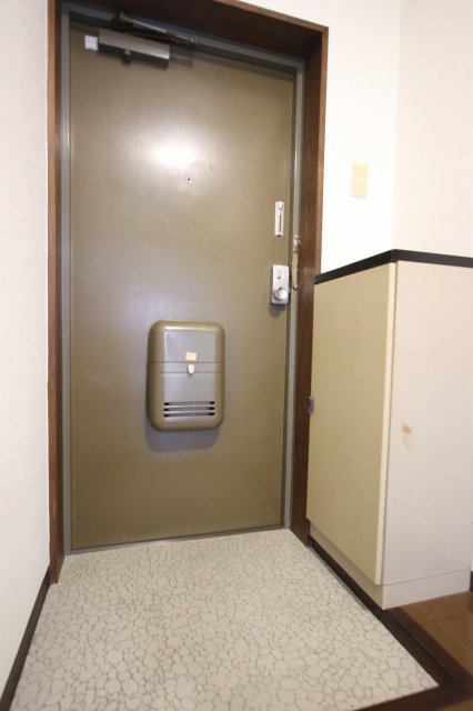 玄関　同物件別号室のものです。