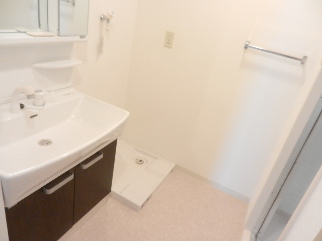 洗面設備　(同タイプの他の部屋の写真です)