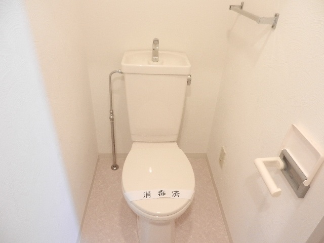 トイレ　(同タイプの他の部屋の写真です)